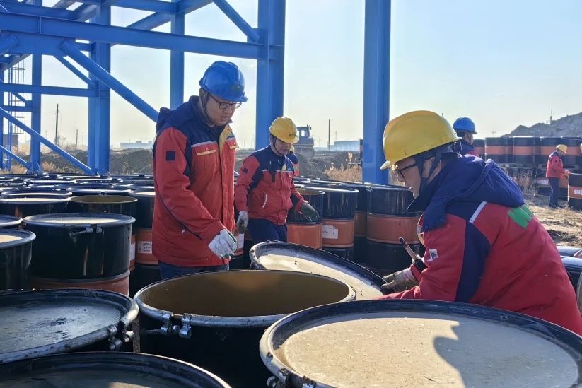 沈阳聚鼎(dǐng)机器人制造有限(xian)责任公司東營闆(pan)塊組織開展振華(hua)化工火炬區廢舊(jiu)物品清理會戰